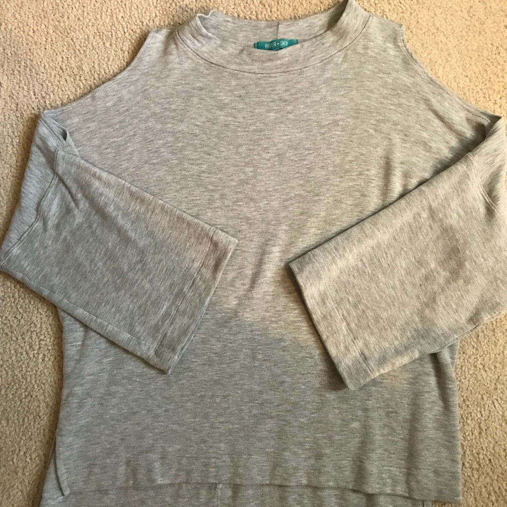 Gray cold-shoulder soft shirt